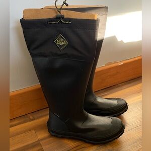 New in box Size 8 Forager Muck Boots.